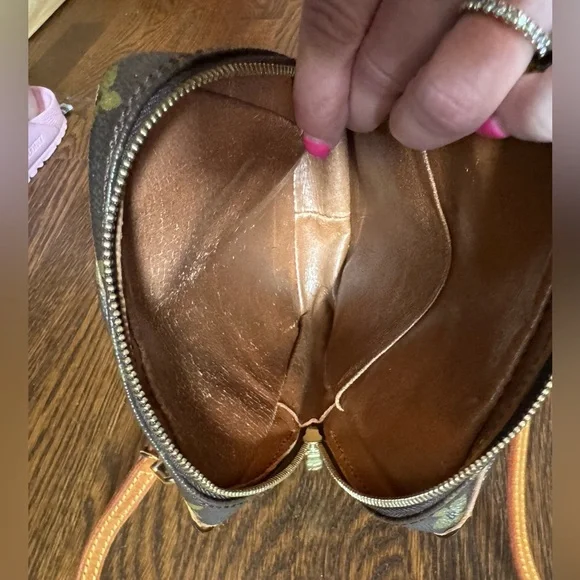 Louis Vuitton Vintage Danube with newer LV strap - Picture 13 of 16